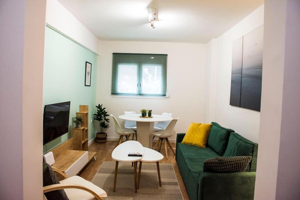 Newly Renovated-City Center Apartment Atena Exterior foto