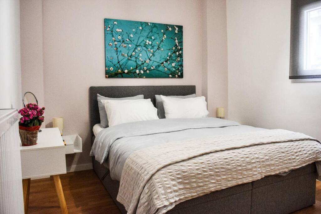 Newly Renovated-City Center Apartment Atena Exterior foto