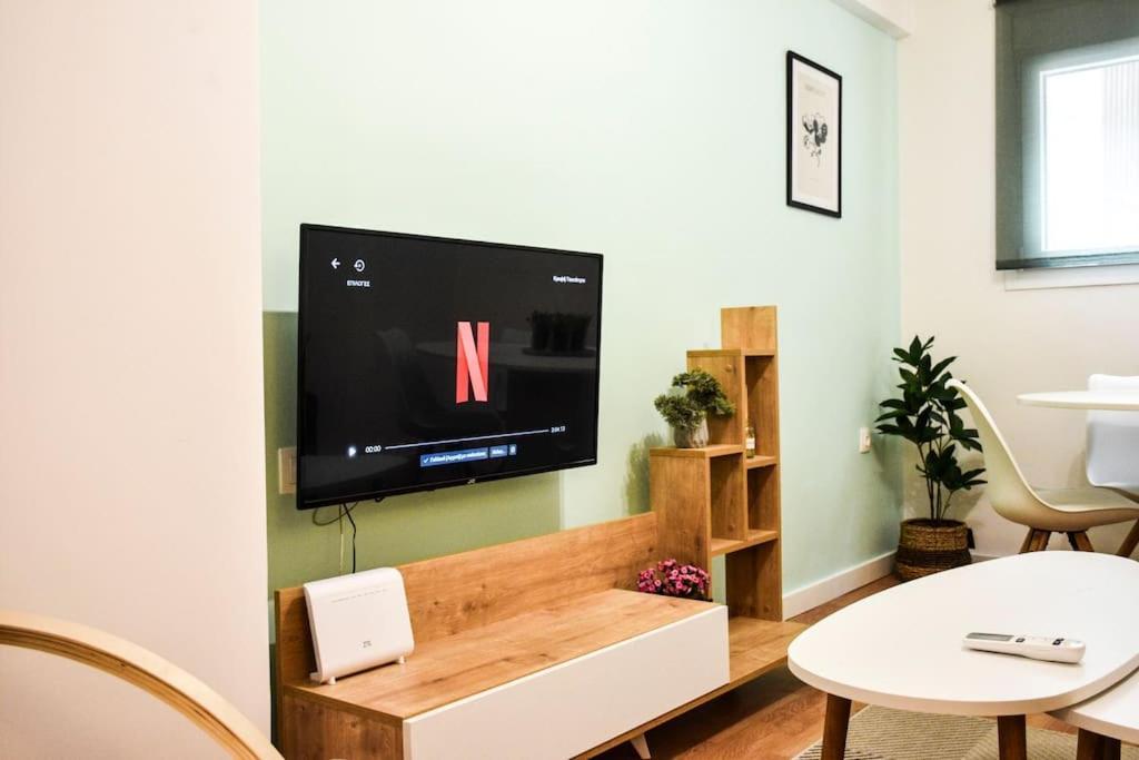 Newly Renovated-City Center Apartment Atena Exterior foto