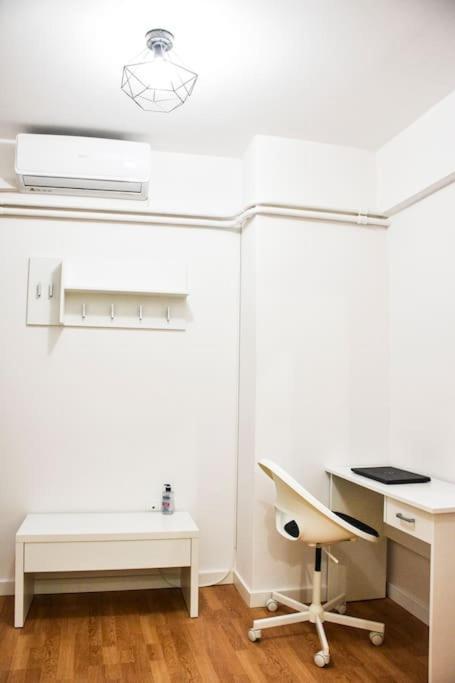 Newly Renovated-City Center Apartment Atena Exterior foto