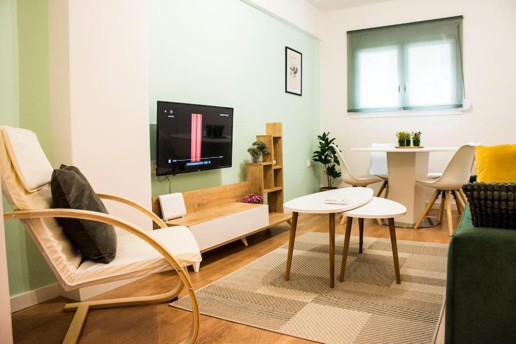 Newly Renovated-City Center Apartment Atena Exterior foto