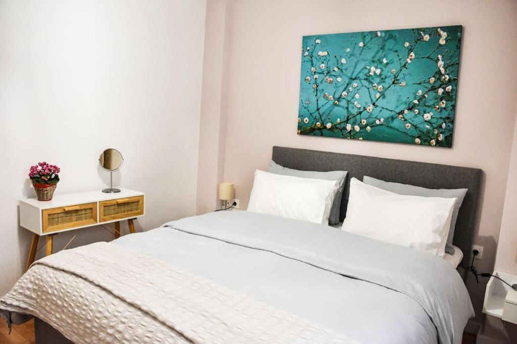 Newly Renovated-City Center Apartment Atena Exterior foto