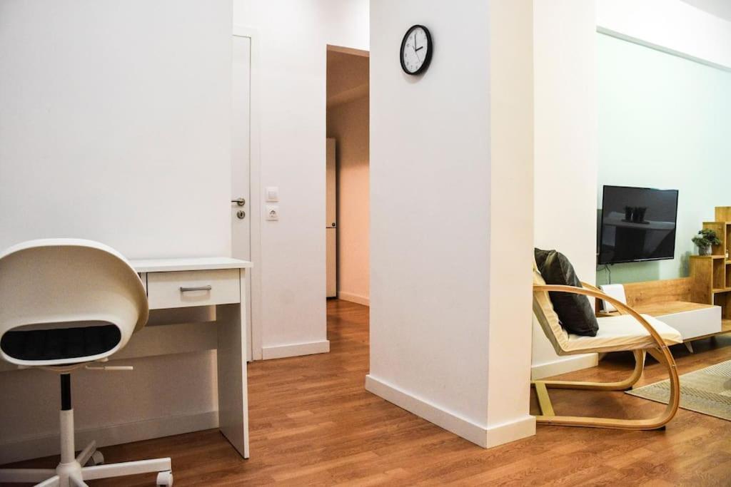 Newly Renovated-City Center Apartment Atena Exterior foto