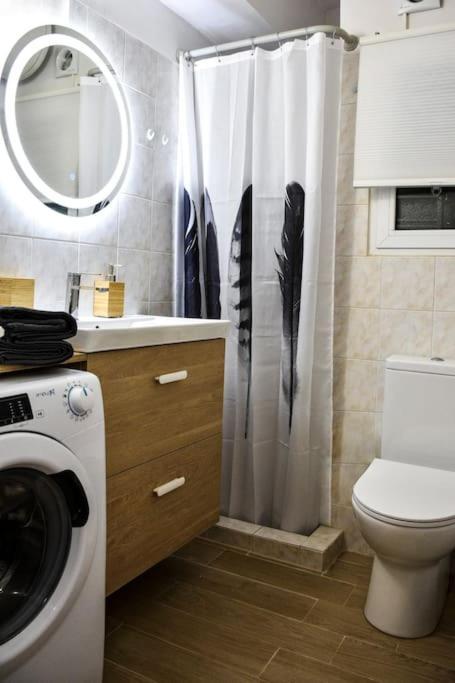 Newly Renovated-City Center Apartment Atena Exterior foto