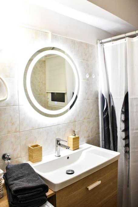 Newly Renovated-City Center Apartment Atena Exterior foto