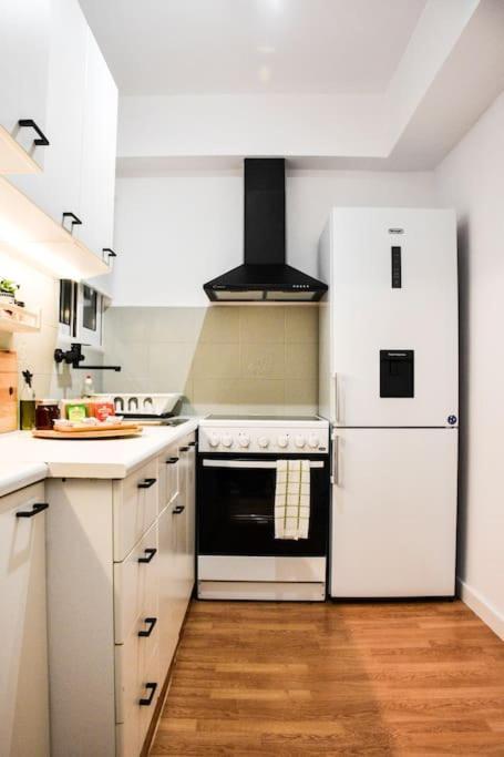 Newly Renovated-City Center Apartment Atena Exterior foto