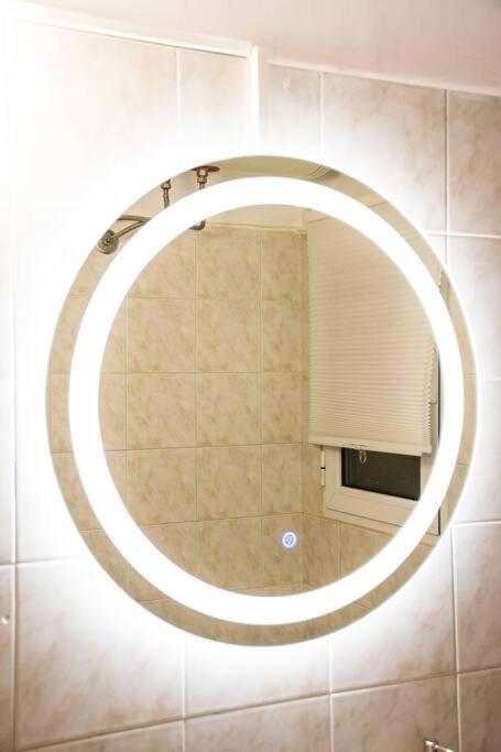 Newly Renovated-City Center Apartment Atena Exterior foto